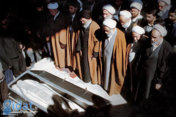 عکسی از امام در حال اقامه نماز بر پیکر احمد خمینی