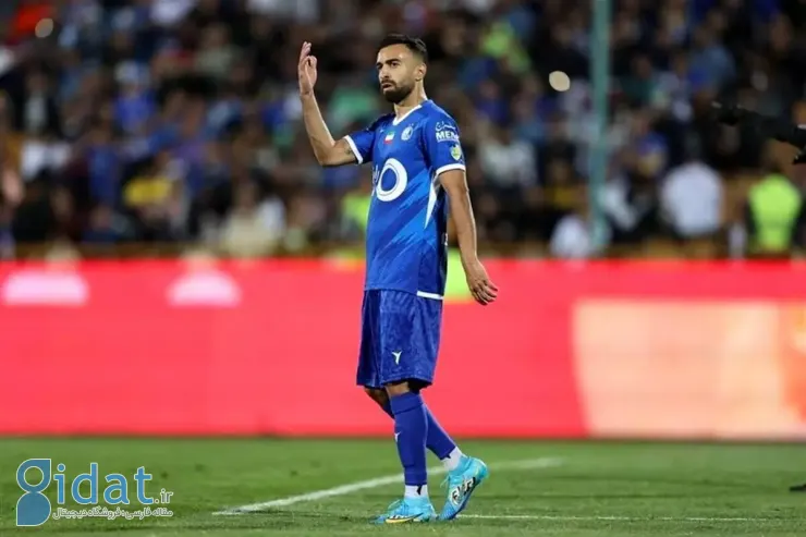 فردوسی پور با پیراهن بامزه اش در کنار یکی از هواداران استقلال
