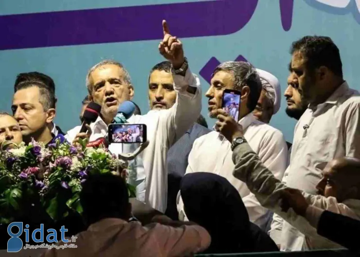 پوستر عجیب یک تیم دسته دومی جلب توجه کرد!