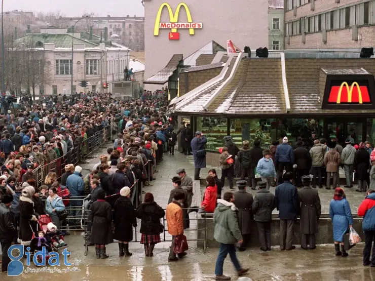 اولین عکس تاریخی از مک‌دونالد در شوروی سال 1990