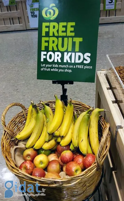تبلیغ جالب میوه رایگان برای کودکان در یک مغازه!