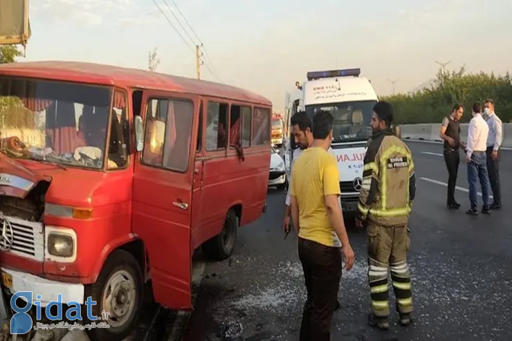 واژگونی مینی بوس در جاده آزاد قزوین تصادف کرد