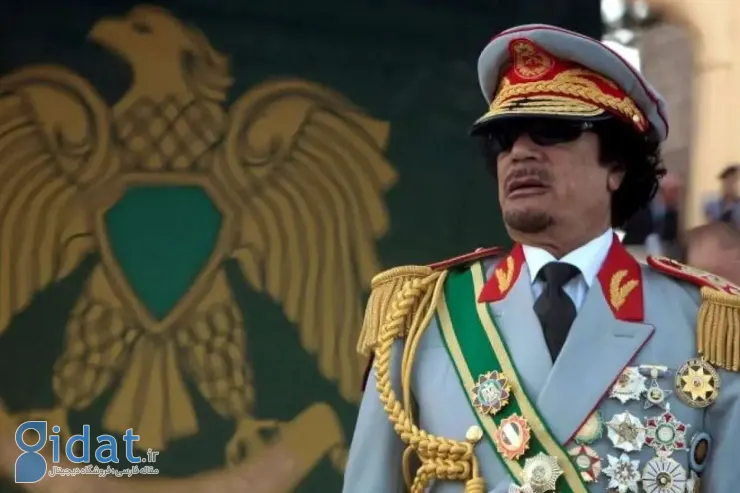 معمر قذافی در جوانی، در حالی که با دست غذا می‌خورد