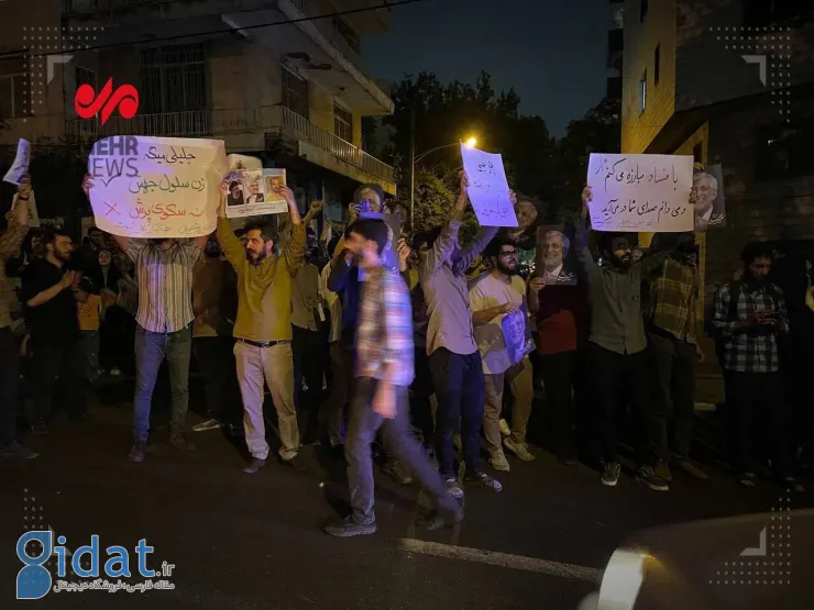 تصاویری از تجمع هواداران جلیلی مقابل صداوسیما
