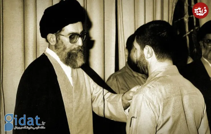 رهبر انقلاب در حال اعطای مدال به صیاد شیرازی
