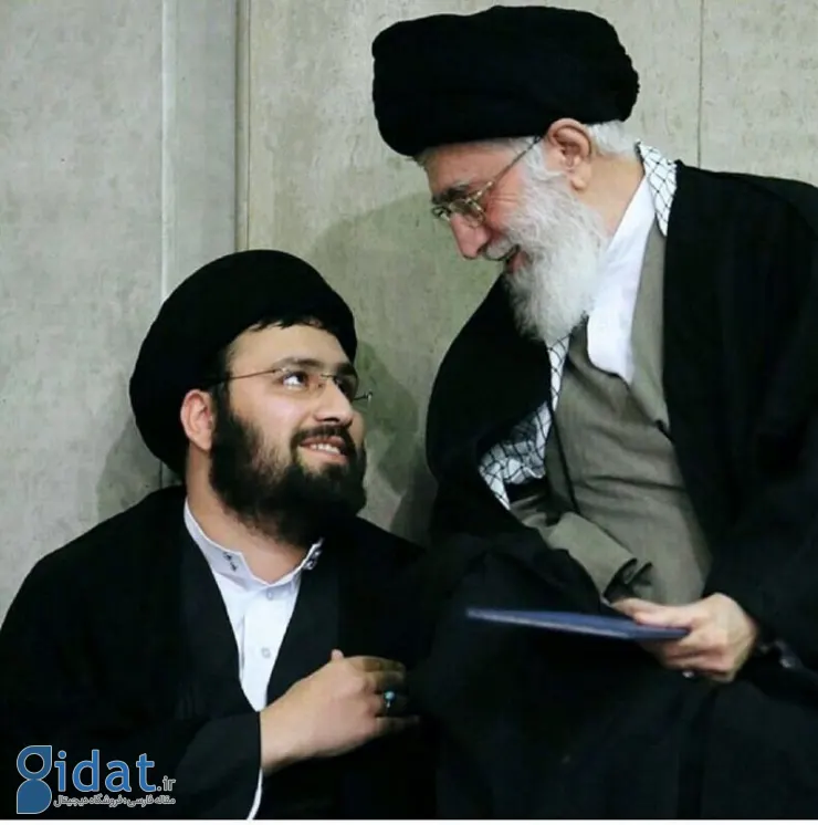 عکسی معنادار از سید علی خمینی در کنار رهبر انقلاب