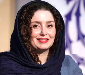 قاب مادر دختری ژاله صامتی در پشت صحنه یک تئاتر