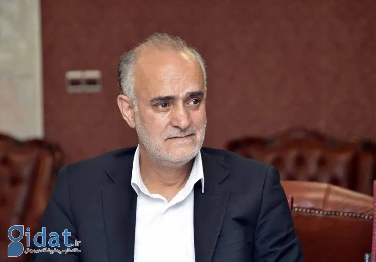 یکی از هواداران پرسپولیس جام را به یک تراکتور اهدا کرد