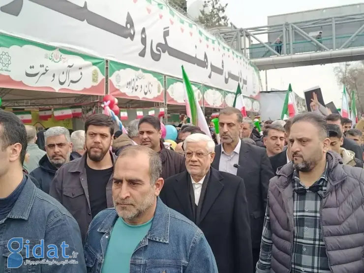 تصویری با اشاره از محافظ معاون پزشک در راهپیمایی