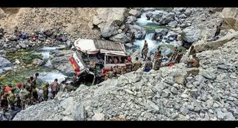 سقوط اتوبوس به دره ای در افغانستان 17 کشته بر جای گذاشت