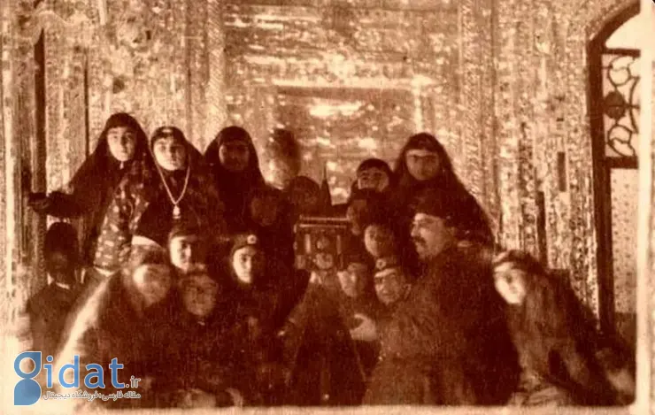 سلفی ناصرالدین شاه به همراه همسرانش در کاخ گلستان