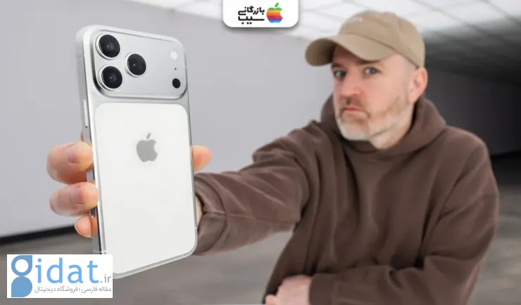 کاربر حرفهای در حال بررسی محصول پرچمدار برای انتخاب هوشمندانه.