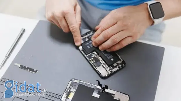 extend-phone-life-6-technician-replacing-smartphone-battery-on-a-mat-620x348