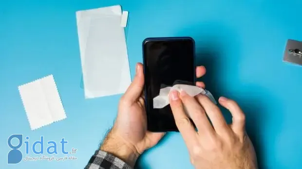 extend-phone-life-7-a-pair-of-hands-cleaning-a-smartphone-screen-620x348