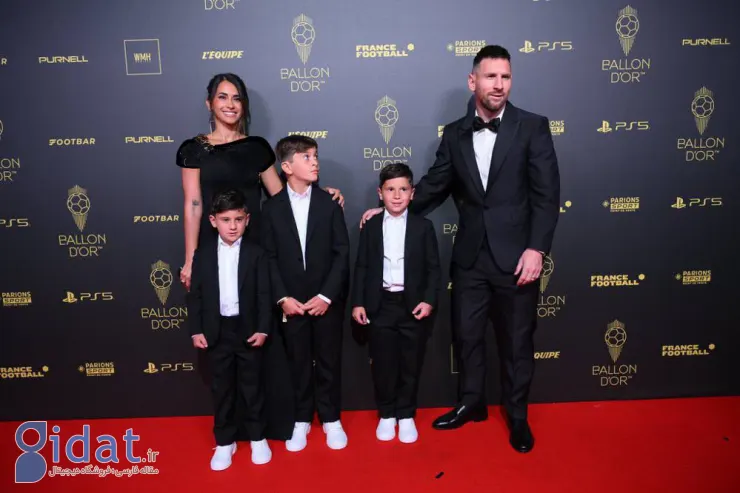 نگاه باحال مسی و خانواده اش در مراسم اهدای توپ طلا