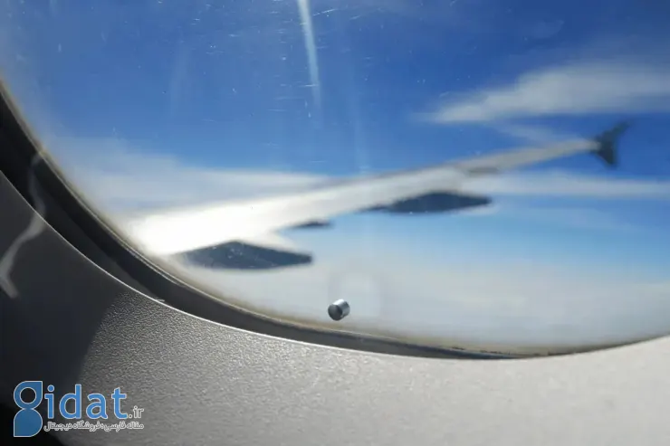 چرا سوراخ‌های ریز روی پنجره‌های هواپیما وجود دارد؟