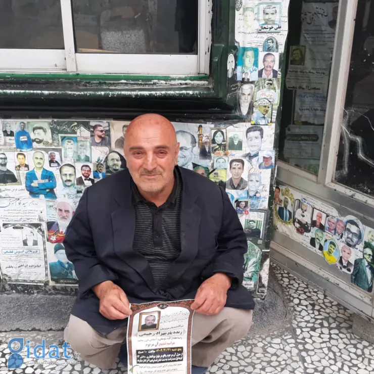 این مرد ایرانی با مرده ها و کنار دستشویی زندگی می کند
