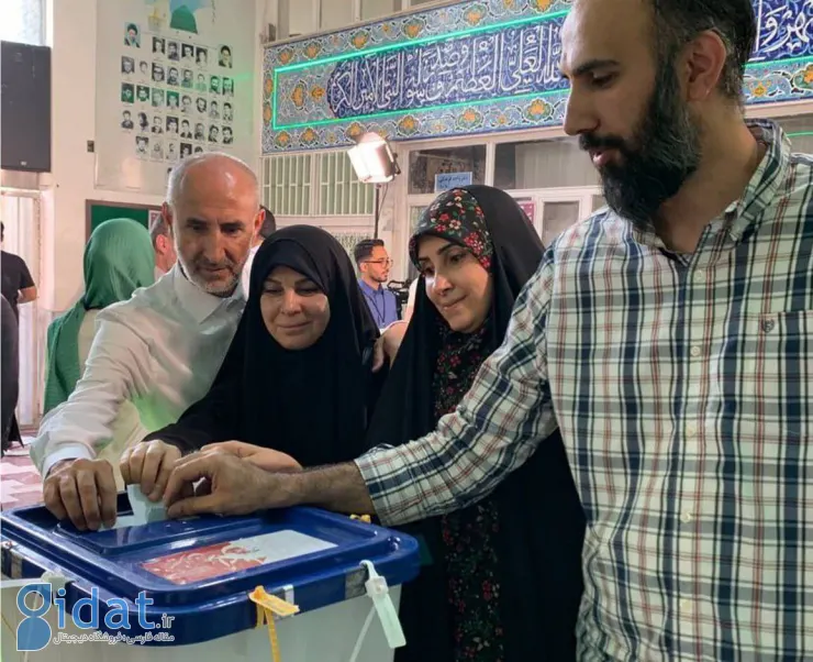 عکس خانوادگی حمید نوری پای صندوق رای