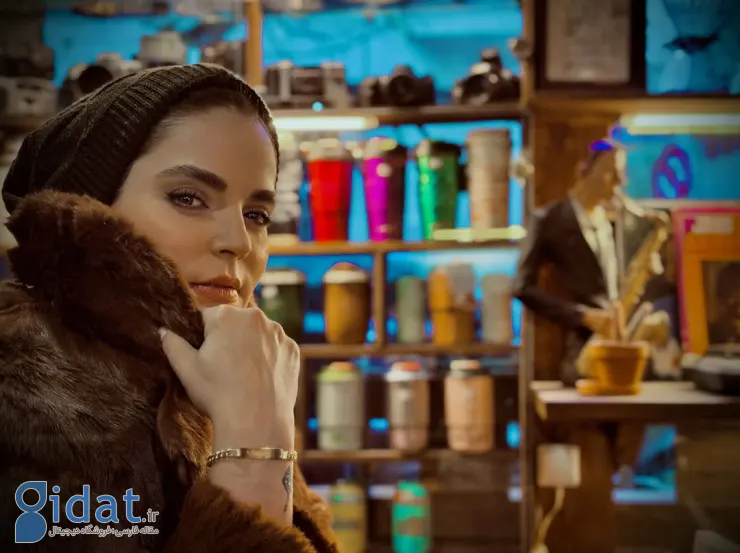 استایل زمستانی بازیگر سریال «فراموش‌شده‌ها» در یک کافه