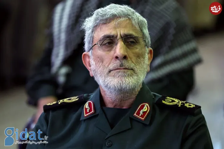 سردار قاآنی در لحظه دریافت درجه سرتیپی از رهبر