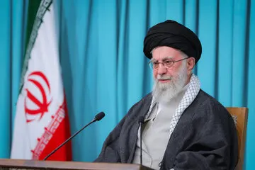 پوستری معنادار که توسط پایگاه اینترنتی دفتر رهبر انقلاب منتشر شده است