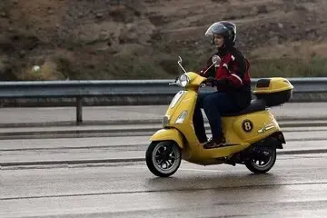 روزنامه زاکانی: گواهینامه موتورسواری زنان در اولویت نیست