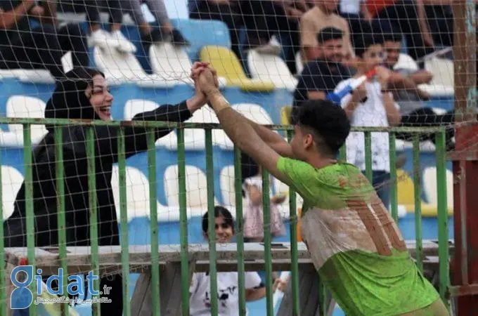 شادی فوتبالیست ایرانی با مادرش فرق دارد