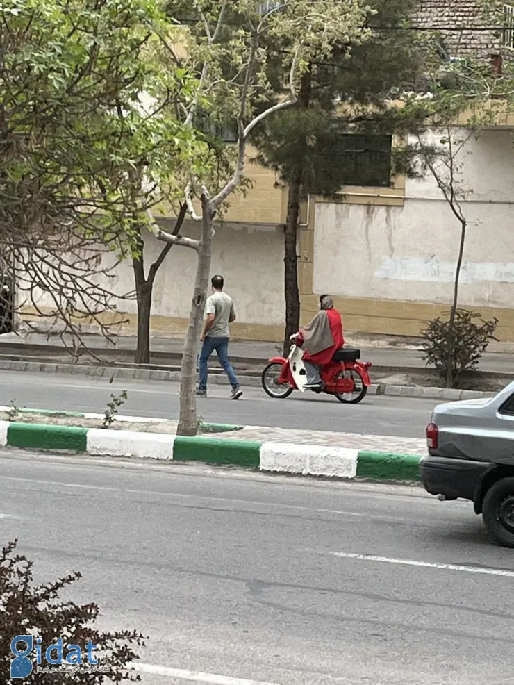 عکس روز تهران: دختره سوار موتور بود، پسره کنارش می‌دوید!