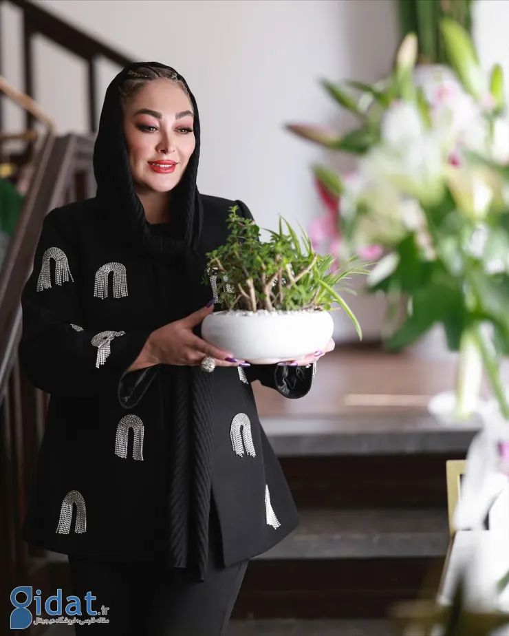استایل متفاوت الهام حمیدی با گلدانی در دست