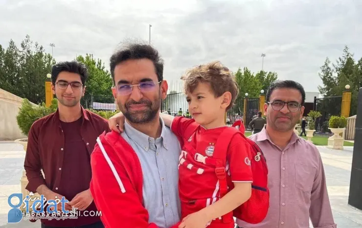وزیر پرسپولیس با لباس قرمز در ورزشگاه آزادی