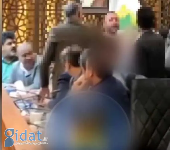 مرد عصبانی در سالن شورای شهر برهنه شد!