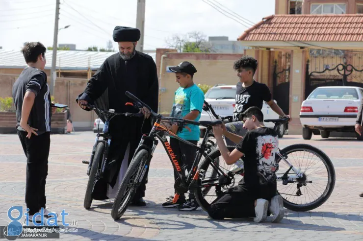 عکسی از امام جمعه در میان نوجوانان دوچرخه سوار