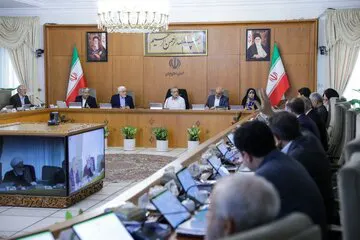 لباس سربازی وزیر پزشکی در جلسه دولت