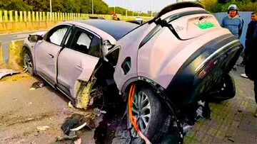 یک خودروی چینی در تصادفی عجیب از وسط نصف شد!