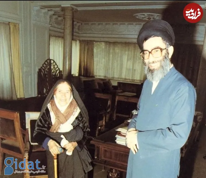 تصویر رهبر انقلاب در کنار مادرشان، خدیجه میردامادی
