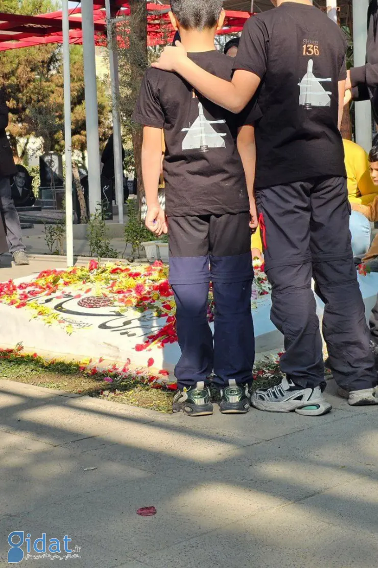 عکسی از دو تی‌شرت پسرانه در مزار سردار حاجی‌زاده توجه‌ها را به خود جلب کرد