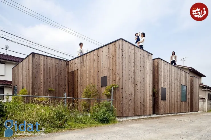 یک خانه منحصر به فرد ژاپنی با پنجره های روی پشت بام