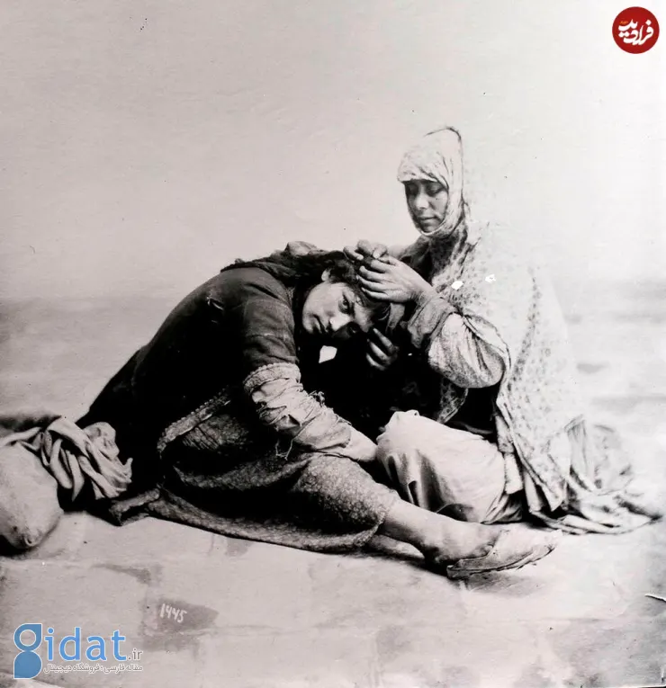تصویری از «زن شپش‌گیر» مربوط به دوره قاجاریه