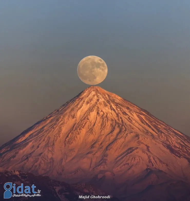 تصویری دیدنی از ماه کامل و قله دماوند