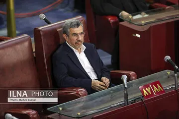 نکته جنجالی عکس احمدی نژاد در مراسم بزرگداشت رئیسی