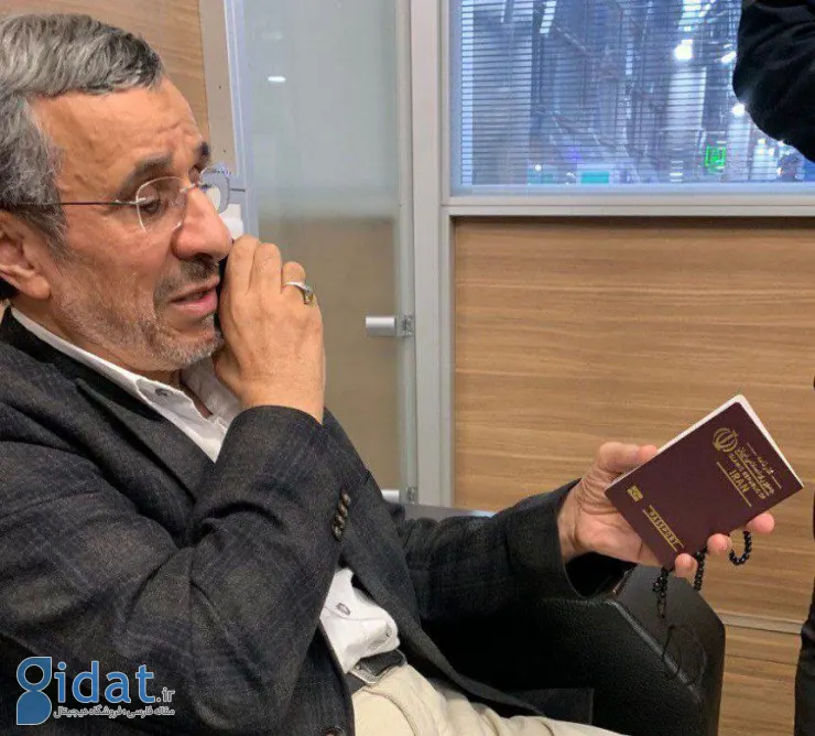 عکس احمدی‌نژاد در لحظه پس گرفتن پاسپورتش