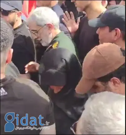 زرباف با کلاه ایرانی در مراسم وداع با شهدای جنگ