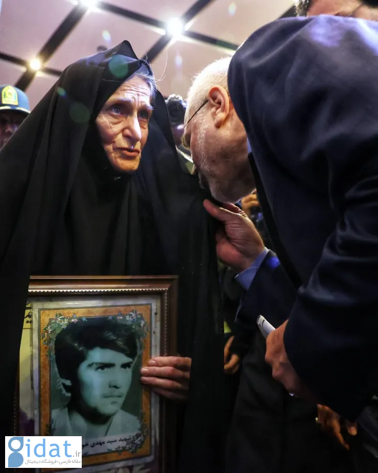 بوسه قالیباف بر چادر مادر شهید خورشیدی