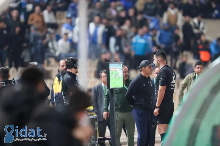 باشگاه پادیاب لوگوی استقلال را به سینه داور چسباند!