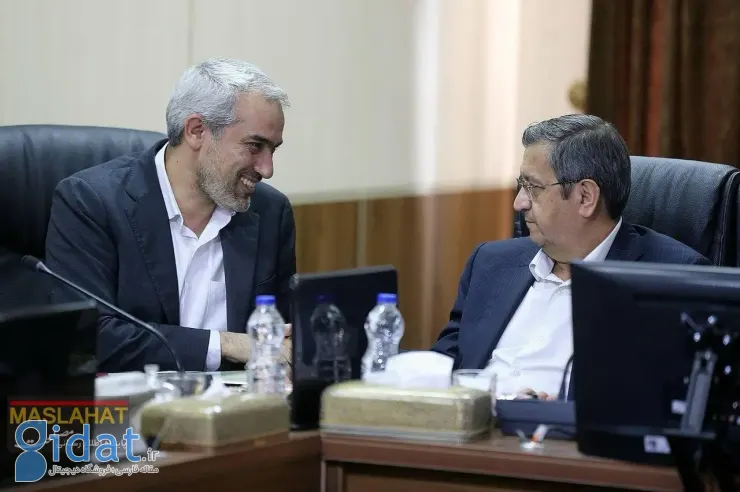 احمدی نژاد با لبخندی گشاده به مجمع تشخیص نگاه کرد!