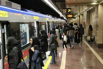 علت سقوط از پله برقی مترو بر سر مردم افتاد!