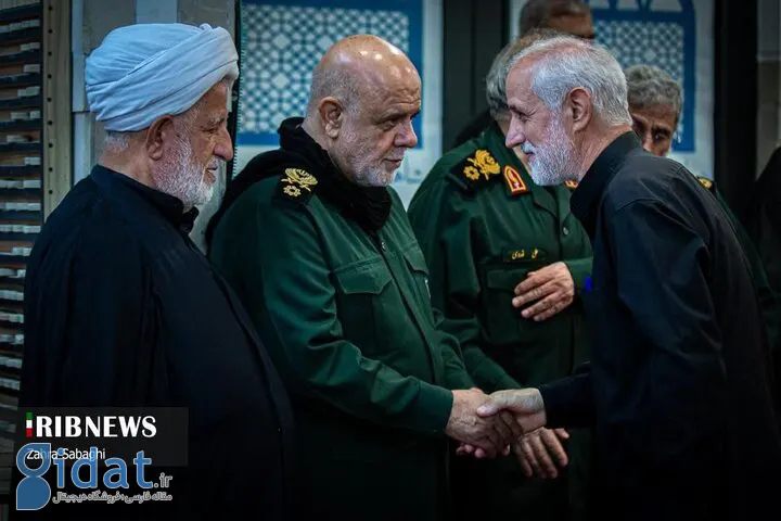 علی لاریجانی و زینب سلیمانی در حال شرکت در یک مراسم