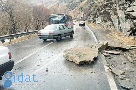 ریزش کوه پایی در جاده چالوس گذاشت