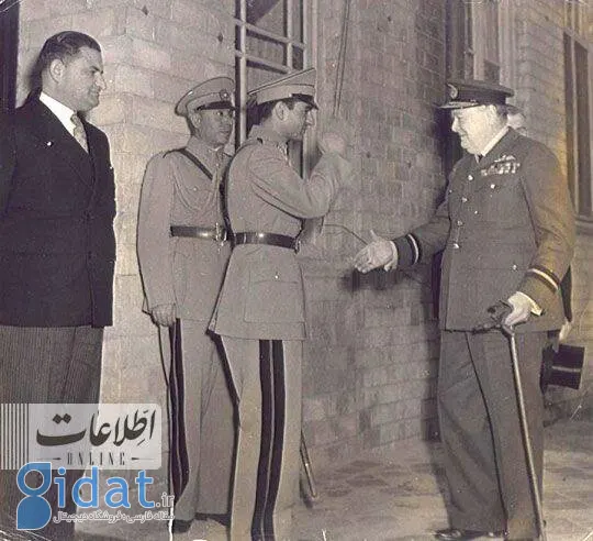 تنها عکس محمدرضا پهلوی در حال دست دادن با چرچیل