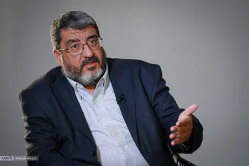 فواد ایزدی در یک روزنامه محافظه کار تحقیر شد